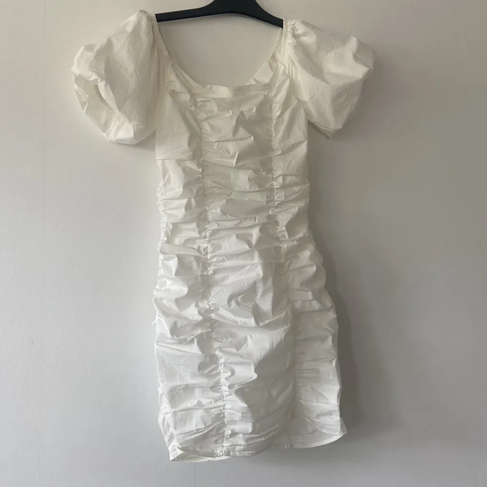 Jag säljer min jättefina vita Nelly klänning i storlek 36. Endast använd en gång🫶🏻köparen står för frakten!. Klänningar.