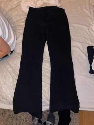 kostymbyxor - säljer dessa då de har blivit försmå, har sytt upp dom som  man ser på andra bilden. passar mig som är 164.