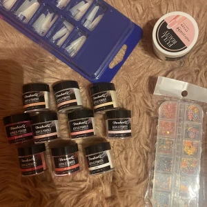 Naglar - Nagelgrejer   10 st akryl olika färger (oöppnade) 50kr styck 1 gele som är oöppnad  Tippar som inte har används Även små pärlor till naglarna 