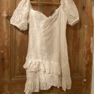 Vit klänning  - Vit klänning från Nelly. Storlek S, aldrig använd prislappen kvar. 