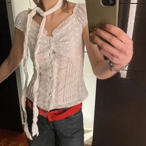 blus vit  - söt vit blus, köpt i london. bara provad men inte riktigt min stil så säljer därför. Ursprungspris 400 kr