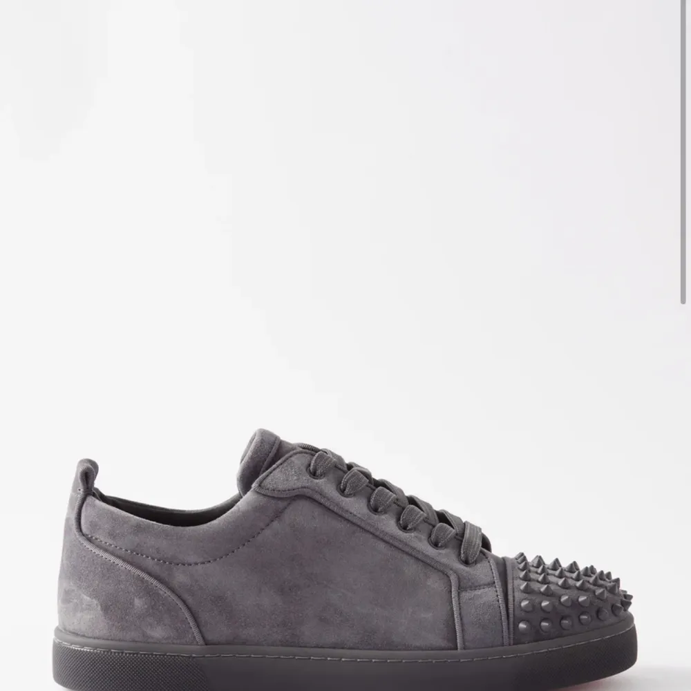 Säljer mina gråa Christian Louboutin skor med spikes, bra skick pris kan diskuteras kontakta mig för mer info . Skor.
