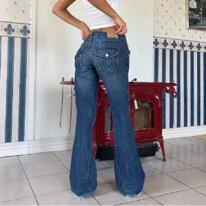 lågmidjade vintage true religion jeans med bootcut💓Midja 85 Innerben 85💓Bra skick!! (lånade bilder)