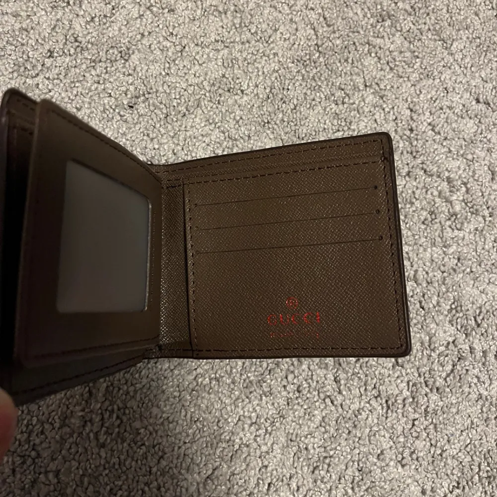 En stor Gucci plånbok med många fickor och den får plats med alla dina kort och pengar, den är i topp kvalite och den har inga defekter för den är inte använd 💳🪪. Övrigt.