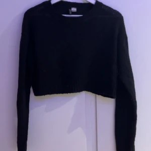 Stickad magtröja  - Säljer min stickade magtröja. Knappt använd och är i bra skick🩷  !! Tryck INTE på köp nu skriv privat till mig om du vill köpa!!