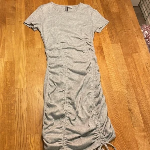 Grå klänning  - Grå klänning, aldrig använd, inga håll eller fläckar.