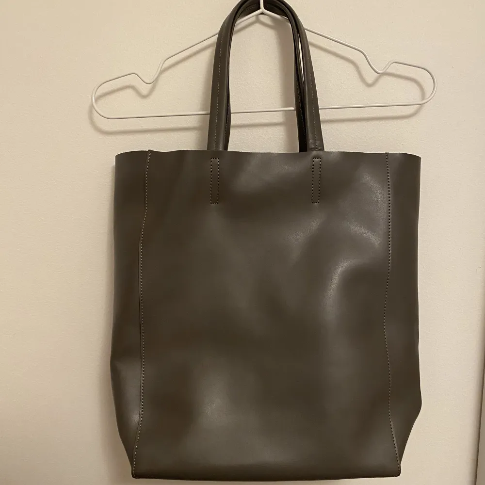 Säljer denna väska då den inte kommer till användning längre, köpt för längesedan från Moss Copenhagen, 100% äkta läder 💕 stor och rymlig . Väskor.