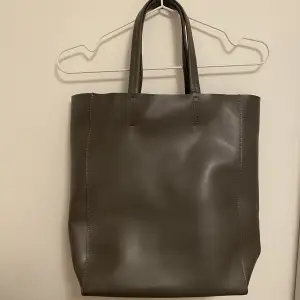 Säljer denna väska då den inte kommer till användning längre, köpt för längesedan från Moss Copenhagen, 100% äkta läder 💕 stor och rymlig 