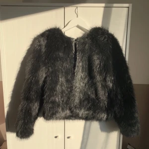 Pälsjacka från H&M - Säljer pga för liten. Slitage i skinnet vid nacken men inget som syns när man har den på. Annars super fint skick!💞💞
