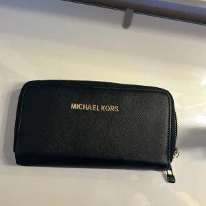 Michael Kors  - Säljer min plånbok då jag inte använt den på många år, äkta 