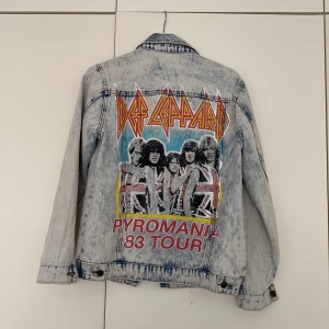 Cool jeansjacka med tryck  - Supercool jeansjacka med tryck  