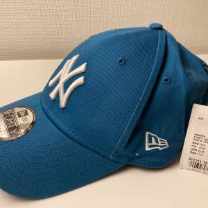 Ny keps från New era. Alla klistermärken och lappar kvar! För att se full produktbeskrivning följ länken.  https://www.neweracap.eu/en-se/default/headwear/caps/la-dodgers-league-essential-blue-9forty-cap-b3778-263/