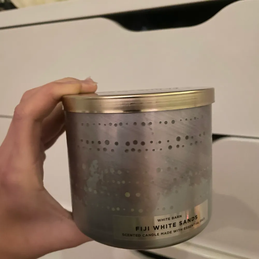 Ett ljus från bath & bodyworks (white barn) med doft av fiji white sands, endast lite använt, men säljer pga flytt.. Asusteet.