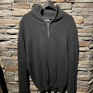 Stickad Tröja - Säljer en stickad supersnygg tröja Perfekt nu för vintern! bra skick och köpt nyligen från Zara