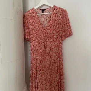 Rosa/röd klänning - Använd fåtal gånger. Rosa/röd 