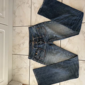 lågmidjade jeans - säljer dessa så så snygga jeansen som tyvärr inte passade mig 😭 lågmidjade bootcut och har de absolut snyggaste detaljerna! skriv för mer frågor/bilder!!