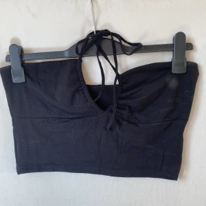 Magtröja med halterneck - Justerbar urringning. Längd: 24cm   Skicka DM vid frågor. ☆．。･