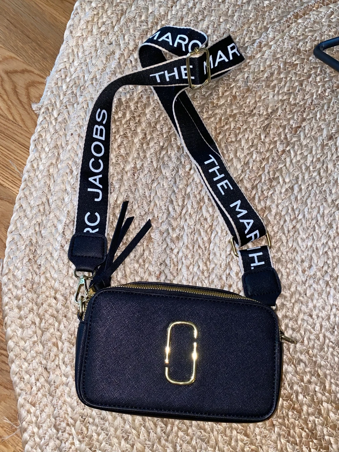 Svart axelremsväska