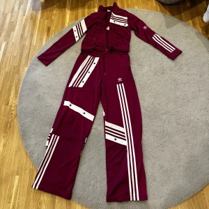 Adidas set - Lila adidas set som är storlek S i både kofta och byxor. Har använt ett fåtal gånger men nu ligger dem bara och dammar. Byxorna kan man göra ett slit med hjälp av dragkedja (se bild 3) och koftan har ingen dragkedja så ni är medvetna om det🤓