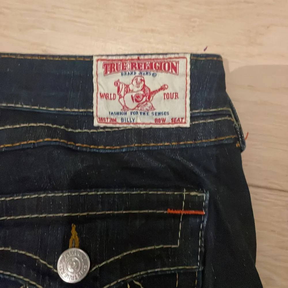 Midwaist True religon cond 8/10 storlek 31/M med vit och brun/guld stitch👹. Jeans & Byxor.
