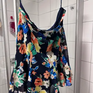 En fin blommig kjol, marinblå bas, Lauren by Ralph Lauren. Oanvänt så fin skick.   Storlek 16 Mätt midja ungefär 96cm
