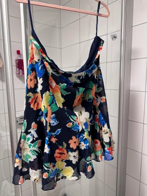 Ralph lauren blommig kjol - En fin blommig kjol, marinblå bas, Lauren by Ralph Lauren. Oanvänt så fin skick.   Storlek 16 Mätt midja ungefär 96cm