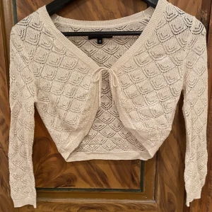 Glittrig bolero - Vit och guld glittrig bolero i strl XS. Från gamla Bikbok. Passa på nu när det är gratis frakt sju dagar framåt! 🤩💓