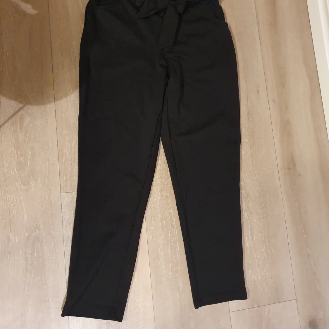 Fin, kortare, kostymbyxa med fin volang upptill i midjan och knytskärp. Jättefina på. Från only. Strl s. 70 kr. - 90