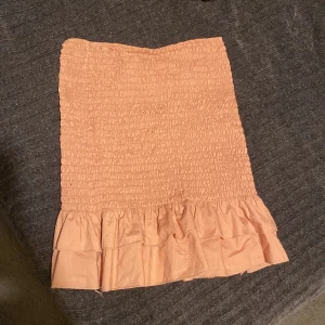 Rosa topp💗 - Säljer min topp jag köpte på Grekland då den inte kommer till användning, man kan ha den som både kjol och topp. Köpt för 150 säljer för 70. Aldrig använd, bara provad