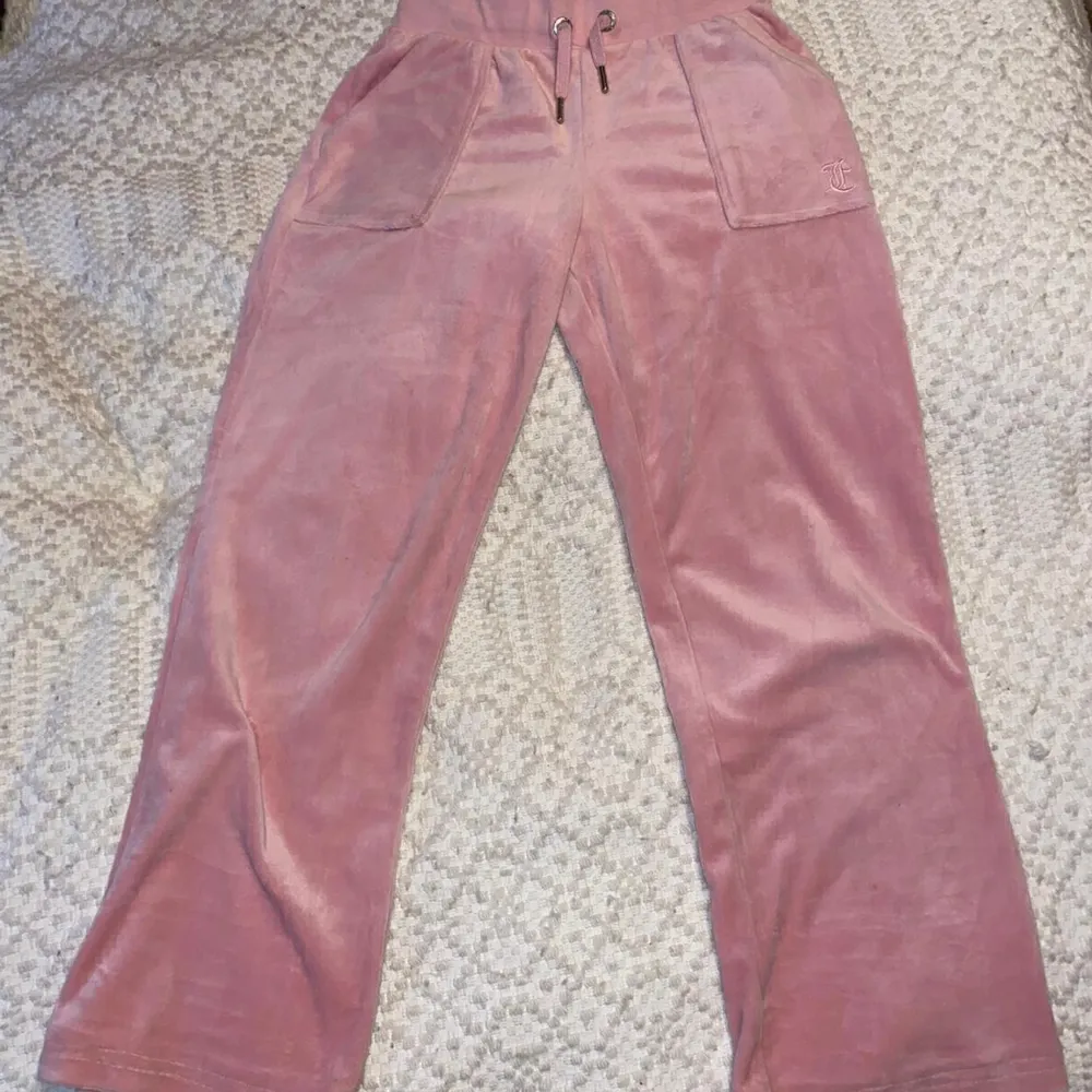 Säljer mina jättefina Juicy byxor i färgen pink nectar då de tyvärr är försmå💔 Aldrig används och har inga defekter🩷De passar mig men är korta,jag är 163cm🩷 Jag hade även kunnat byta dem till en större storlek och ev i en annan färg.Ord pris 899kr. Buda! . Jeans & Byxor.