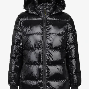 Glansig vinterjacka - Säljer denna jacka från märket Happyduck, köpt från zalando (slutsåld)! Säljer pga tycker den sitter för stort på mig (160cm). Använt max 3 gånger och inga defekter alls! Skriv till mig för fler bilder eller övrig information💞Orginalpris: 1750kr