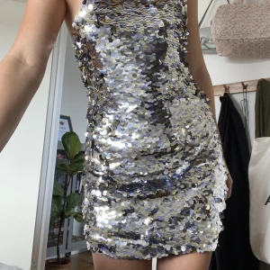 Paljettklänning - Oootrolig paljettklänning i superfint skick! Perfekt till nyår 🤩 Nypris 599:-