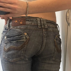 ENERGIE YOUNG JEANS  - Hej, jag säljer ett par Energie Young low waist jeans köpta här på Plick. De är inprincip oanvända och i mycket gott skick. Däremot kan det vara lite slitet nere vid fötterna men inget märkbart! 💞Kontakta mig vid fler frågor eller bilder!!
