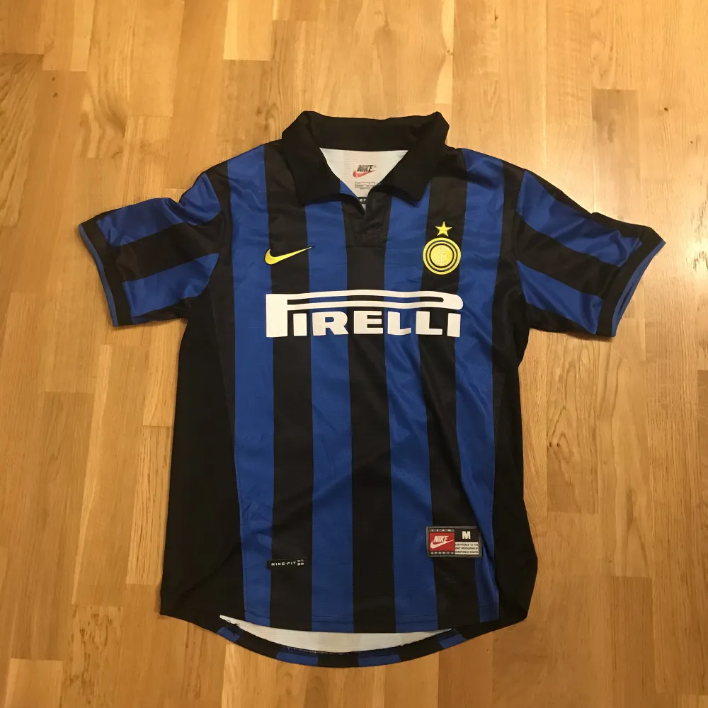 En Inter Milan tröja från 1998 med Baggio på ryggen. Skriv om du har frågor . T-shirts.