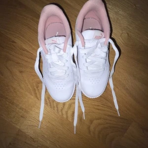 Vit rosa skor från puma - Säljer mina vit rosa skor från puma😻Dom är använda en gång och är i super bra skick🙏🙏Pris går alltid att diskutera, kom privat för fler frågor😍