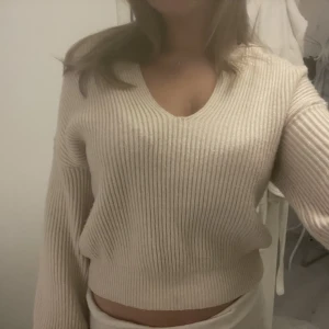 Stickad tröja  - Stickad fin beige tröja från nakd💕pris kan diskuteras 