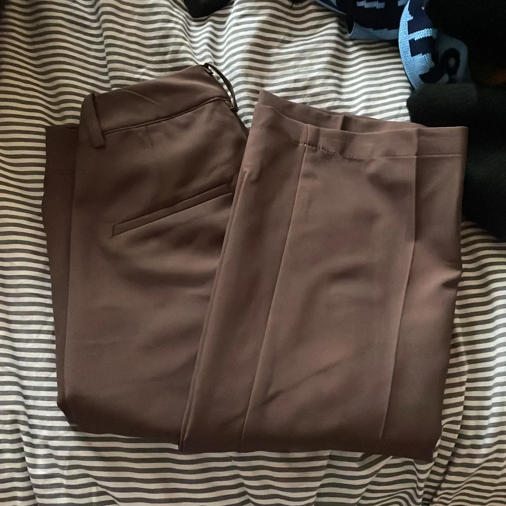 Säljer dessa bruna kostymbyxor ifrån bikbok i deras vanliga vilma modell, knappt använda. Frakt tillkommer. Jeans & Byxor.