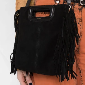 Maje väska  - Säljer min superfina maje väska då den ej kommer till användning längre❤️köpte den förra sommaren och har kvar dustbagen❤️den är använd men jag inga skador som syns osv❤️nypris 2800. Kan diskutera pris❤️