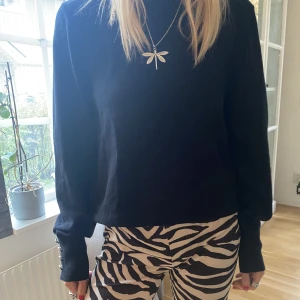 Stickad tröja - Stickad tröja med vackra knappar på ärmarna, storlek XL men sitter lite skönt oversized på mig som är xs!!😍😍