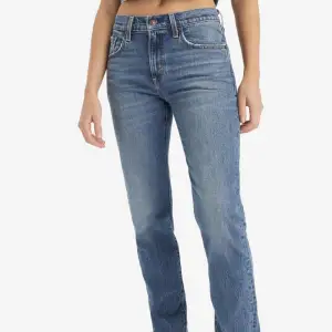 Helt nya middy straight Levi’s jeans aldrig använda, med lapparna kvar. Storlek W 25 L 33, passform midwaist