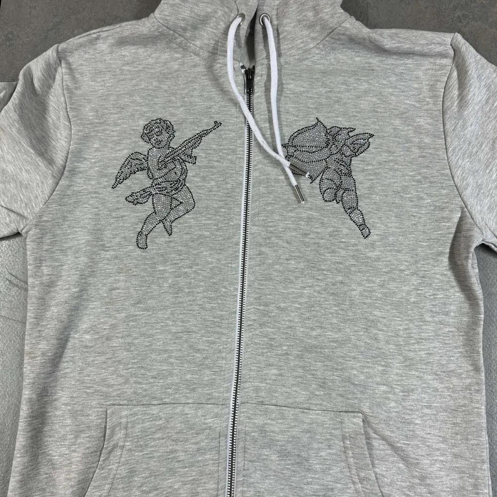 Hoodie gjord av modoor, har svart, grå och ljusblåa färger finns storlekar s-m. Hupparit & Collegepaidat.