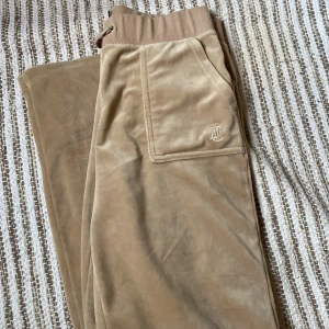 Beiga juicy couture byxor  - Det är strl S och dom är väldigt fina och är i bra skick men kommer inte till användning 💕säljer för 350kr+frakt