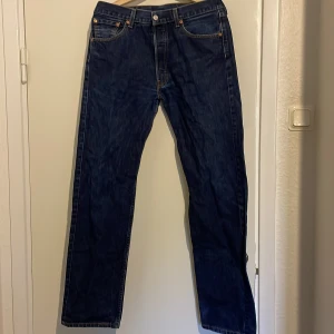 Levi's Jeans - HögKlvalitativa Jeans Från Levi's. Funkar Till Det Mesta, Allting Från Skating Till Hantverk  Storlek: W34 L34 (Funkar Bra Som OverSiezed) Skick: Bra Skick, Använd Med Fåtal Missfärgningar