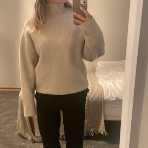 Beige stickad tröja från zara - Sparsamt använd stickad tröja från zara. Super mysig sticks inte