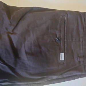 Nya Lindbergh white chinos 33/32 - Snygga mörkbruna chinos från Lindbergh white i flexfit , väldigt skönt material Mitt pris endast 149 kr plus frakt 