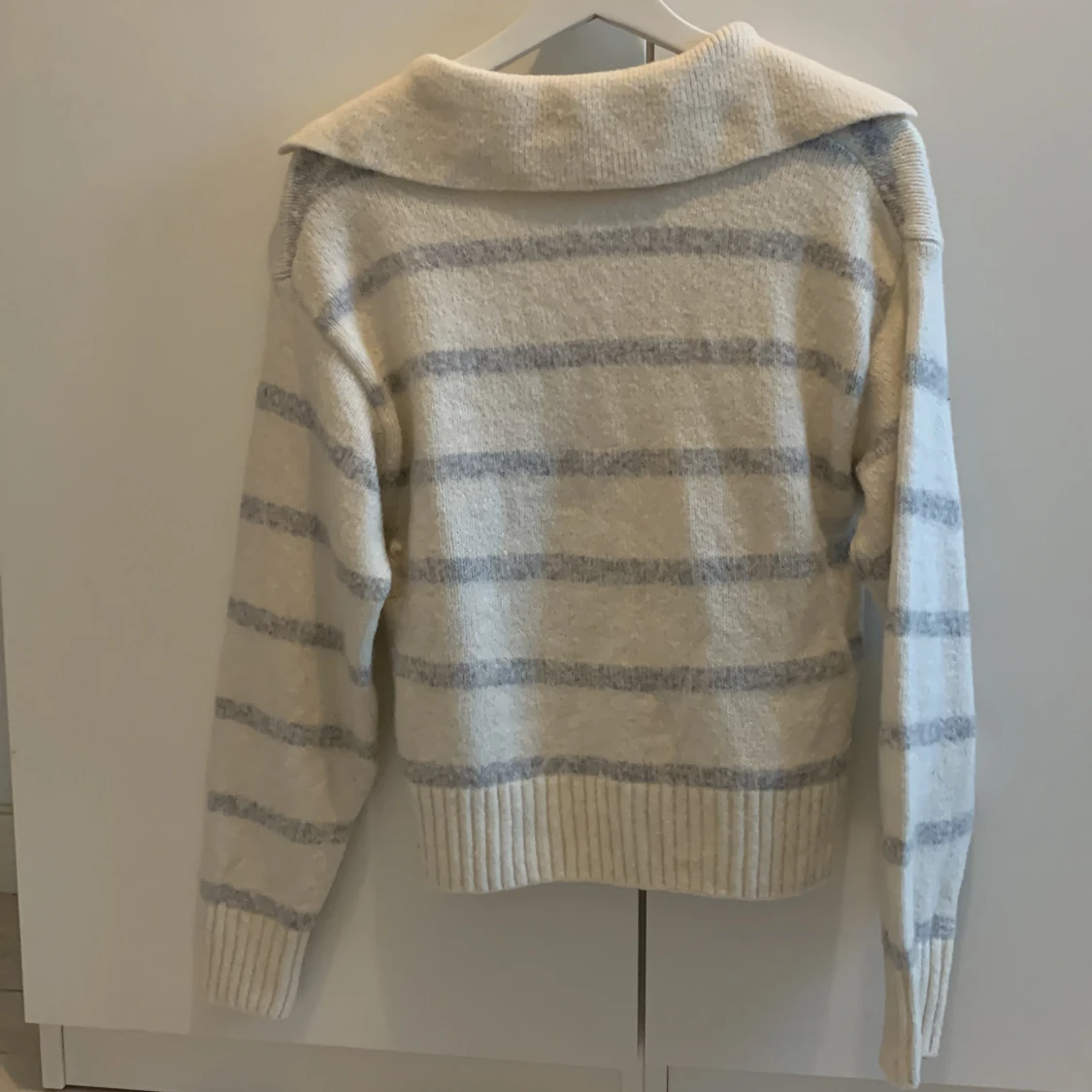 Stickad tröja med krage - 91