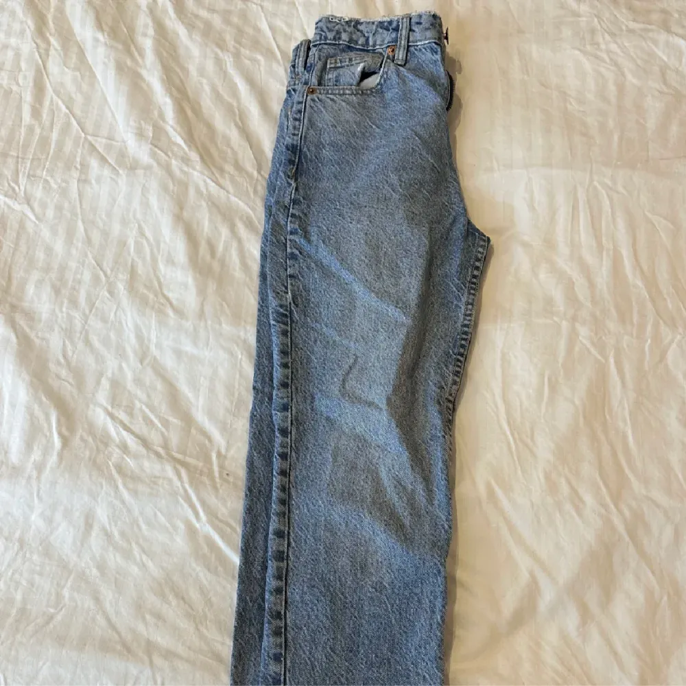 Super fina jeans i storlek 32 med rak passform.  Säljer då de tyvärr blivit för små för mig🩷. Jeans & Byxor.