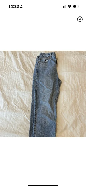 Zara jeans  - Super fina jeans i storlek 32 med rak passform.  Säljer då de tyvärr blivit för små för mig🩷