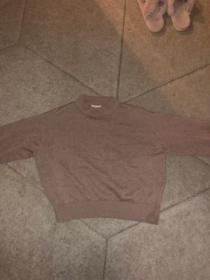 Brun/Beige Stickad tröja  - Stickad tröja ifrån hm i storlek S. Bra skick, kommer ej till användning längre.
