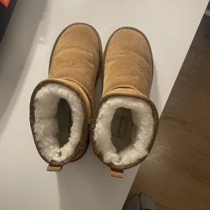 Uggs - Säljer mina beiga uggs som tyvärr är lite för små. Låga och super sköna och varma nu till vintern. Köpte dom för 1099kr men säljer för 850kr